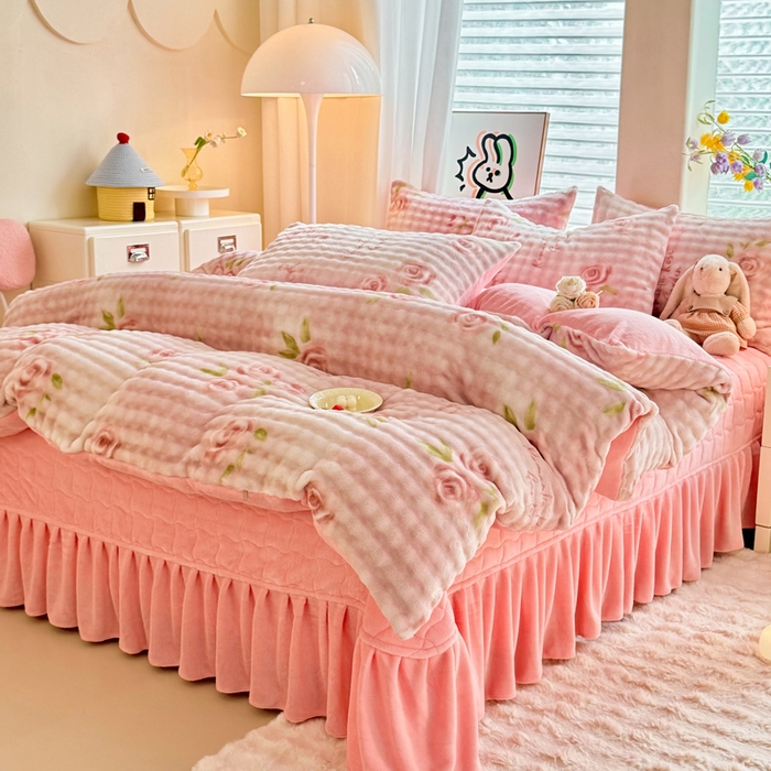 91家纺网 家纺一手货源 找家纺 金盛皇朝家纺 2025新款高克重仿兔毛泡泡牛奶绒床单床盖单件三件四件套 花辰月夕