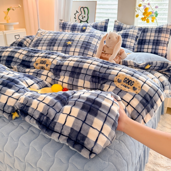 91家纺网 家纺一手货源 找家纺 金盛皇朝家纺 2025新款高克重仿兔毛泡泡牛奶绒床单床盖单件三件四件套 蓝格星语