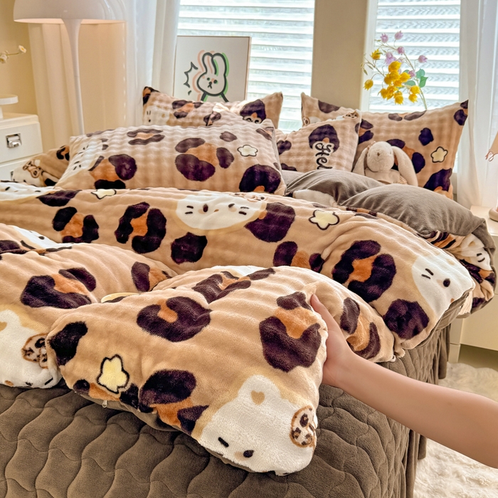 91家纺网 家纺一手货源 找家纺 金盛皇朝家纺 2025新款高克重仿兔毛泡泡牛奶绒床单床盖单件三件四件套 豹纹猫仔