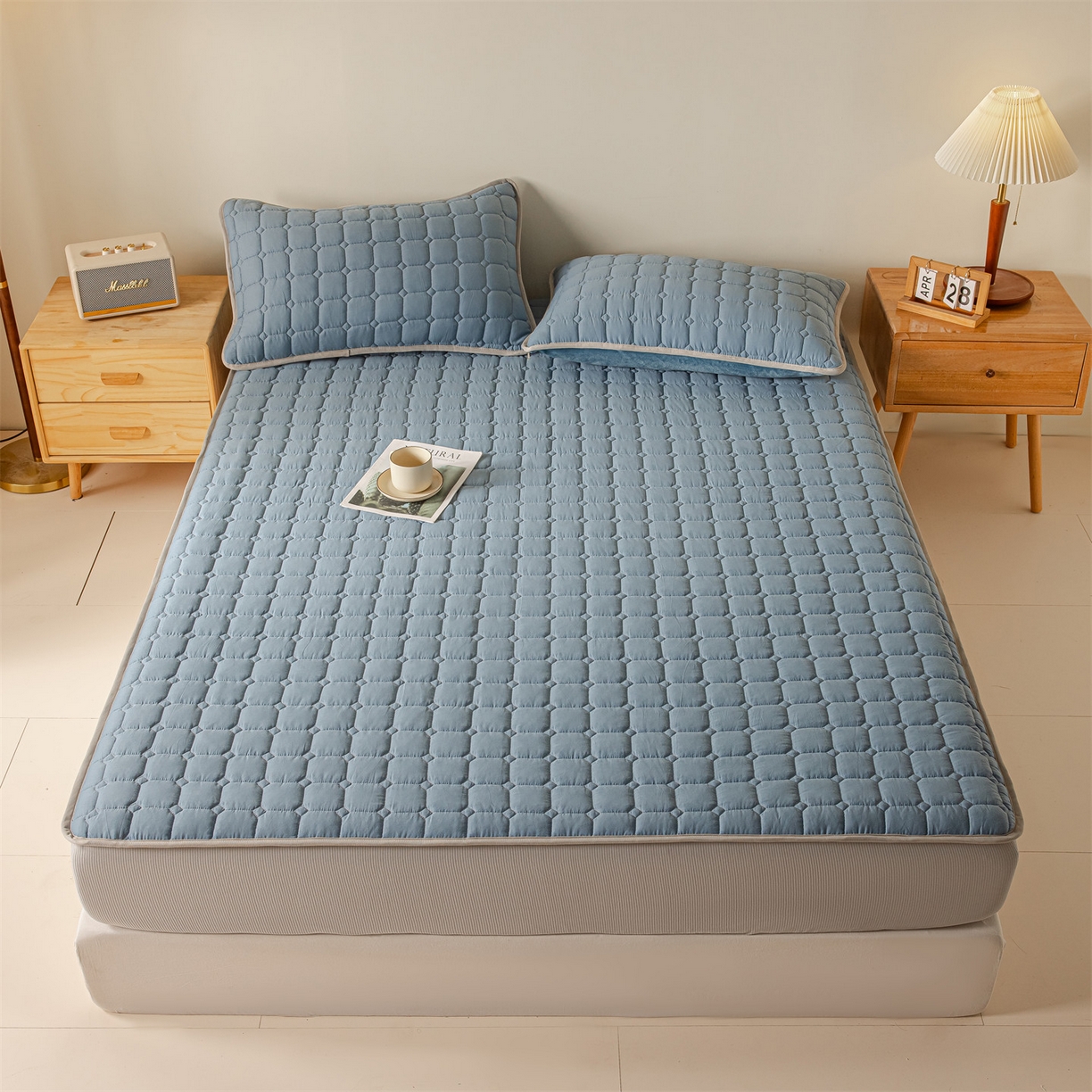 91家纺网 家纺一手货源 找家纺 2025新款全棉牛奶绒双面款夹棉床笠 雾霾蓝