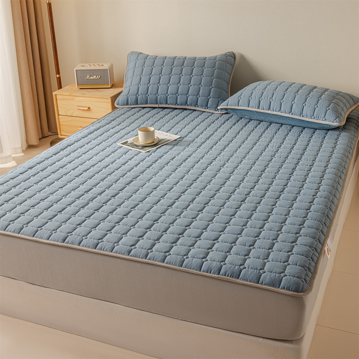 91家纺网 家纺一手货源 找家纺 2025新款全棉牛奶绒双面款夹棉床笠 雾霾蓝