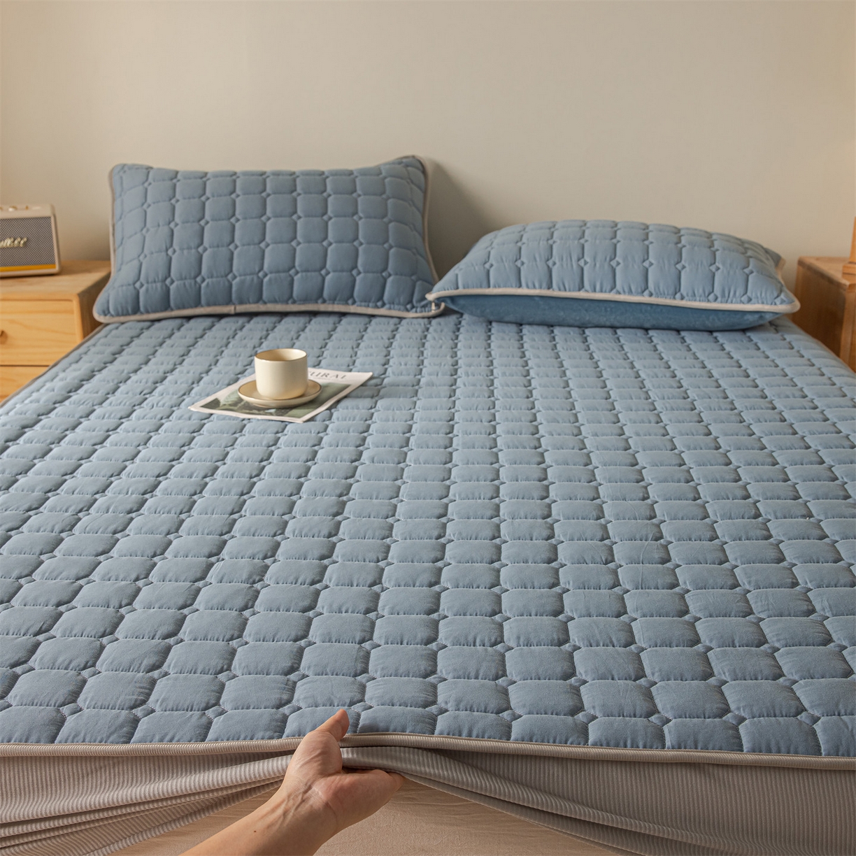 91家纺网 家纺一手货源 找家纺 2025新款全棉牛奶绒双面款夹棉床笠 雾霾蓝