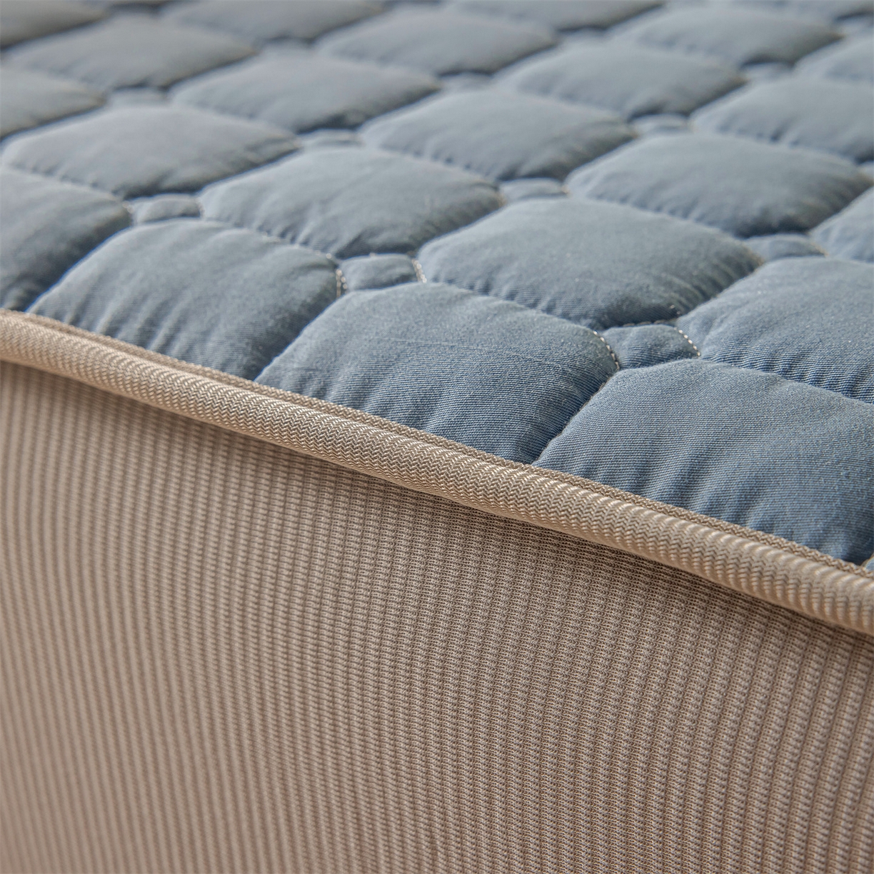 91家纺网 家纺一手货源 找家纺 2025新款全棉牛奶绒双面款夹棉床笠 雾霾蓝