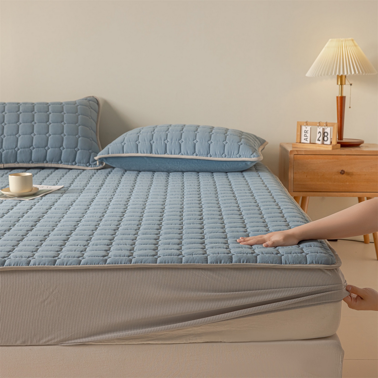 91家纺网 家纺一手货源 找家纺 2025新款全棉牛奶绒双面款夹棉床笠 雾霾蓝