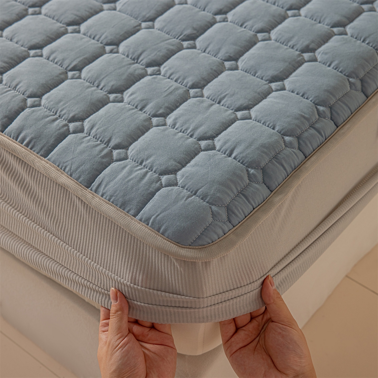 91家纺网 家纺一手货源 找家纺 2025新款全棉牛奶绒双面款夹棉床笠 雾霾蓝