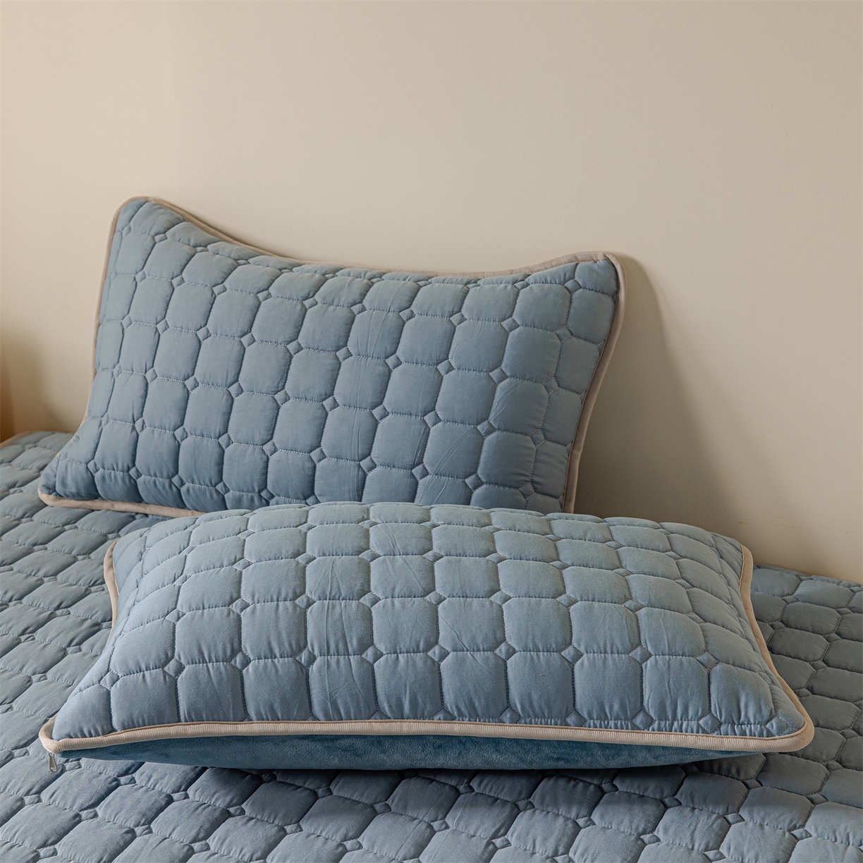 91家纺网 家纺一手货源 找家纺 2025新款全棉牛奶绒双面款夹棉床笠 雾霾蓝