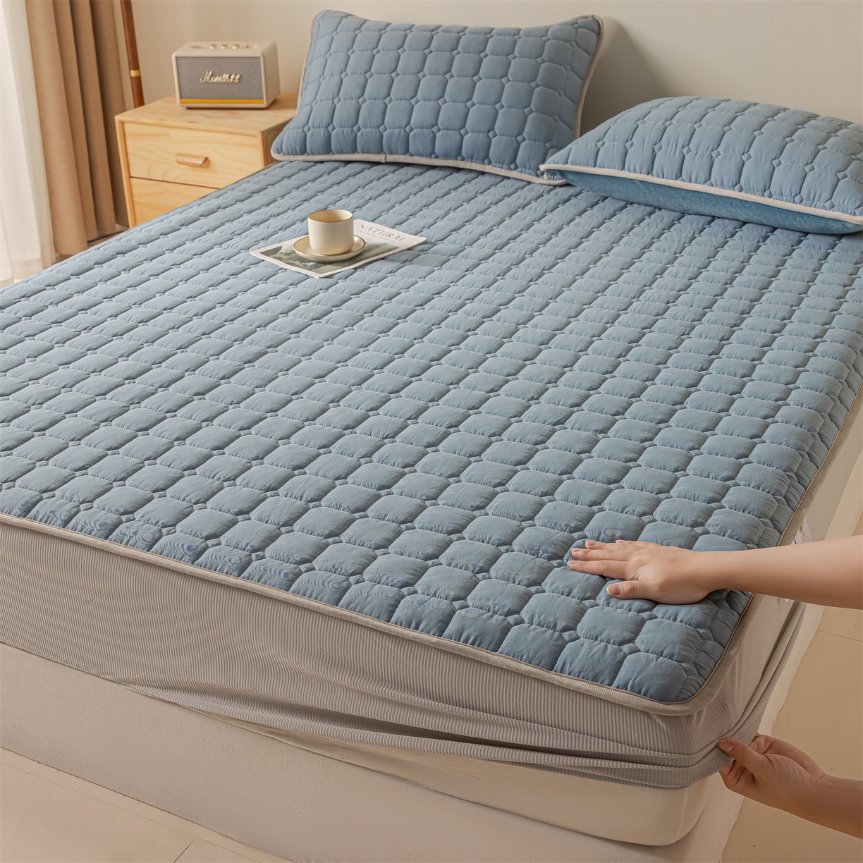 91家纺网 家纺一手货源 找家纺 2025新款全棉牛奶绒双面款夹棉床笠 雾霾蓝