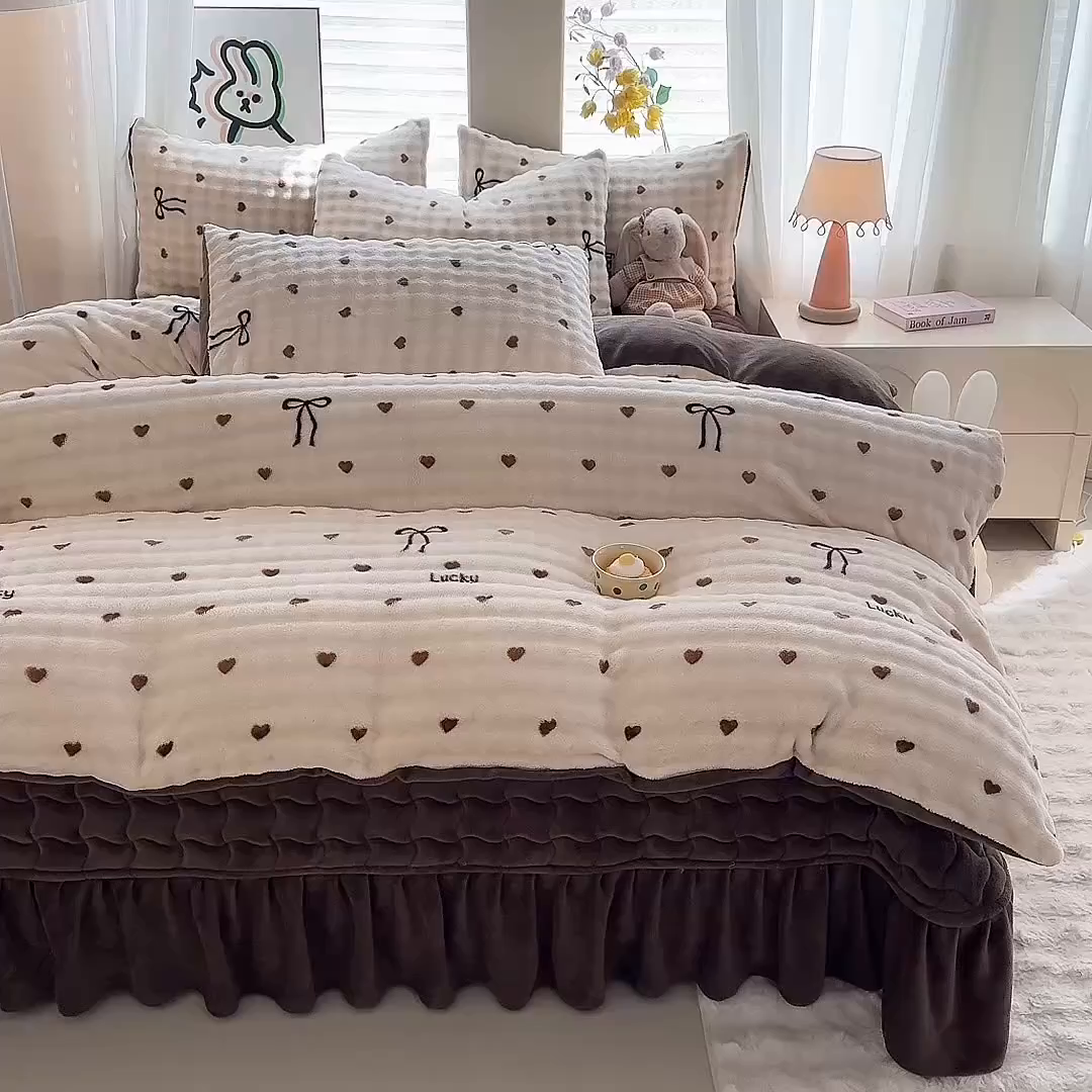 91家纺网 家纺一手货源 找家纺 金盛皇朝家纺 2025新款高克重仿兔毛泡泡牛奶绒床单床盖单件三件四件套 萌心点点