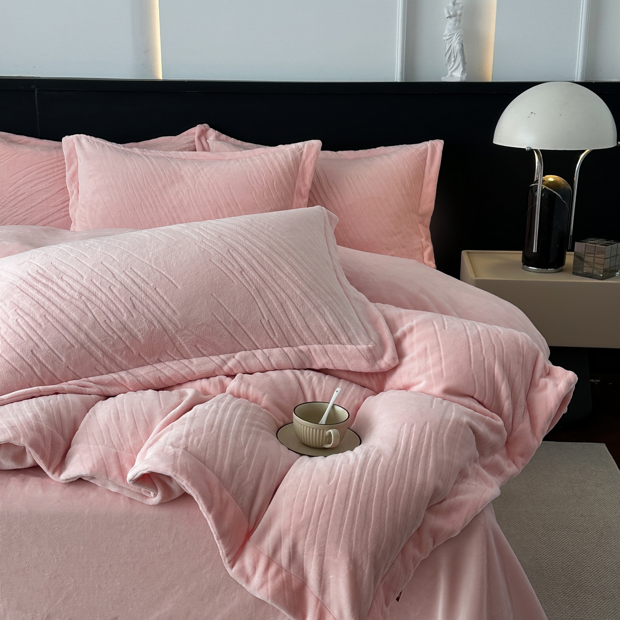 91家纺网 家纺一手货源 找家纺 （总）乐嘉盈 2025年新款纯色雕花牛奶绒四件套