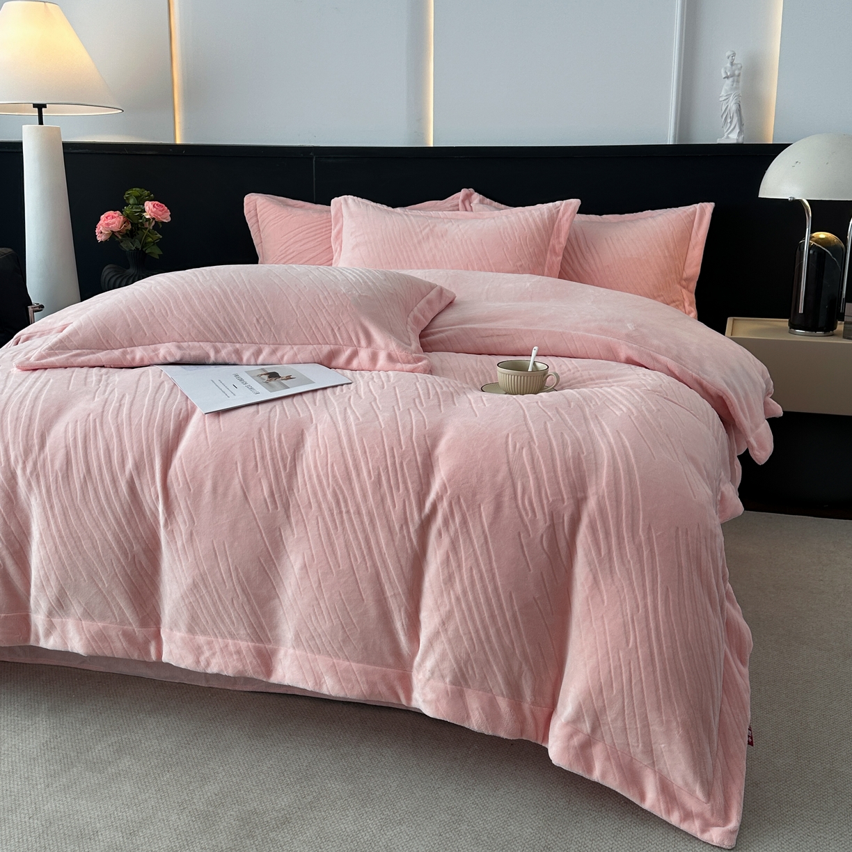 91家纺网 家纺一手货源 找家纺 （总）乐嘉盈 2025年新款纯色雕花牛奶绒四件套