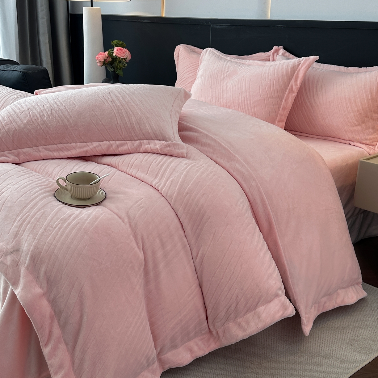 91家纺网 家纺一手货源 找家纺 （总）乐嘉盈 2025年新款纯色雕花牛奶绒四件套