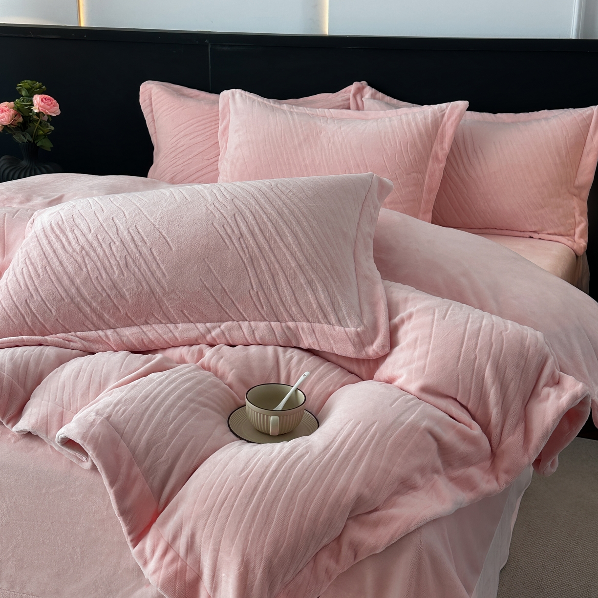 91家纺网 家纺一手货源 找家纺 （总）乐嘉盈 2025年新款纯色雕花牛奶绒四件套