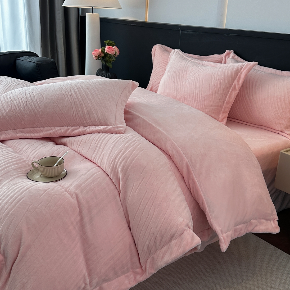 91家纺网 家纺一手货源 找家纺 （总）乐嘉盈 2025年新款纯色雕花牛奶绒四件套