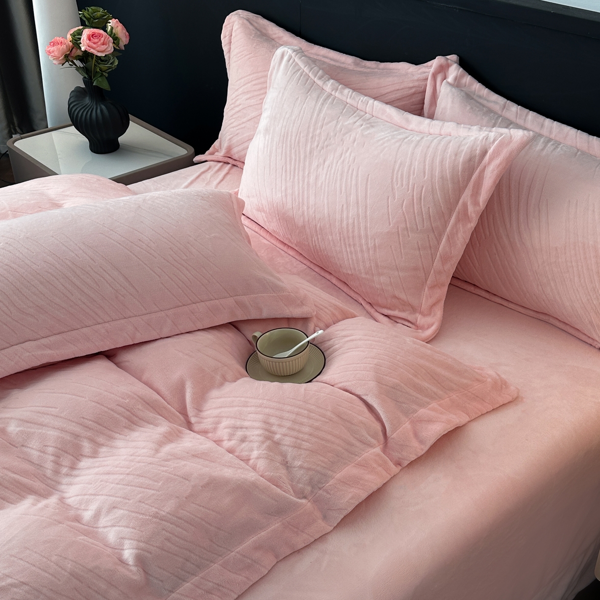 91家纺网 家纺一手货源 找家纺 （总）乐嘉盈 2025年新款纯色雕花牛奶绒四件套