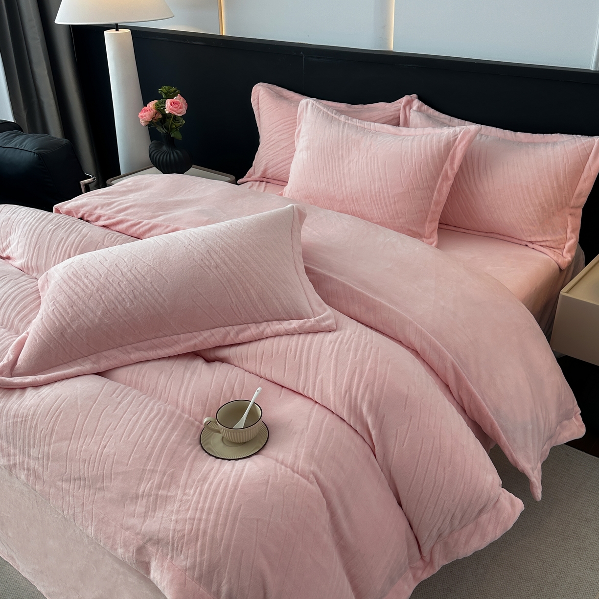 91家纺网 家纺一手货源 找家纺 （总）乐嘉盈 2025年新款纯色雕花牛奶绒四件套