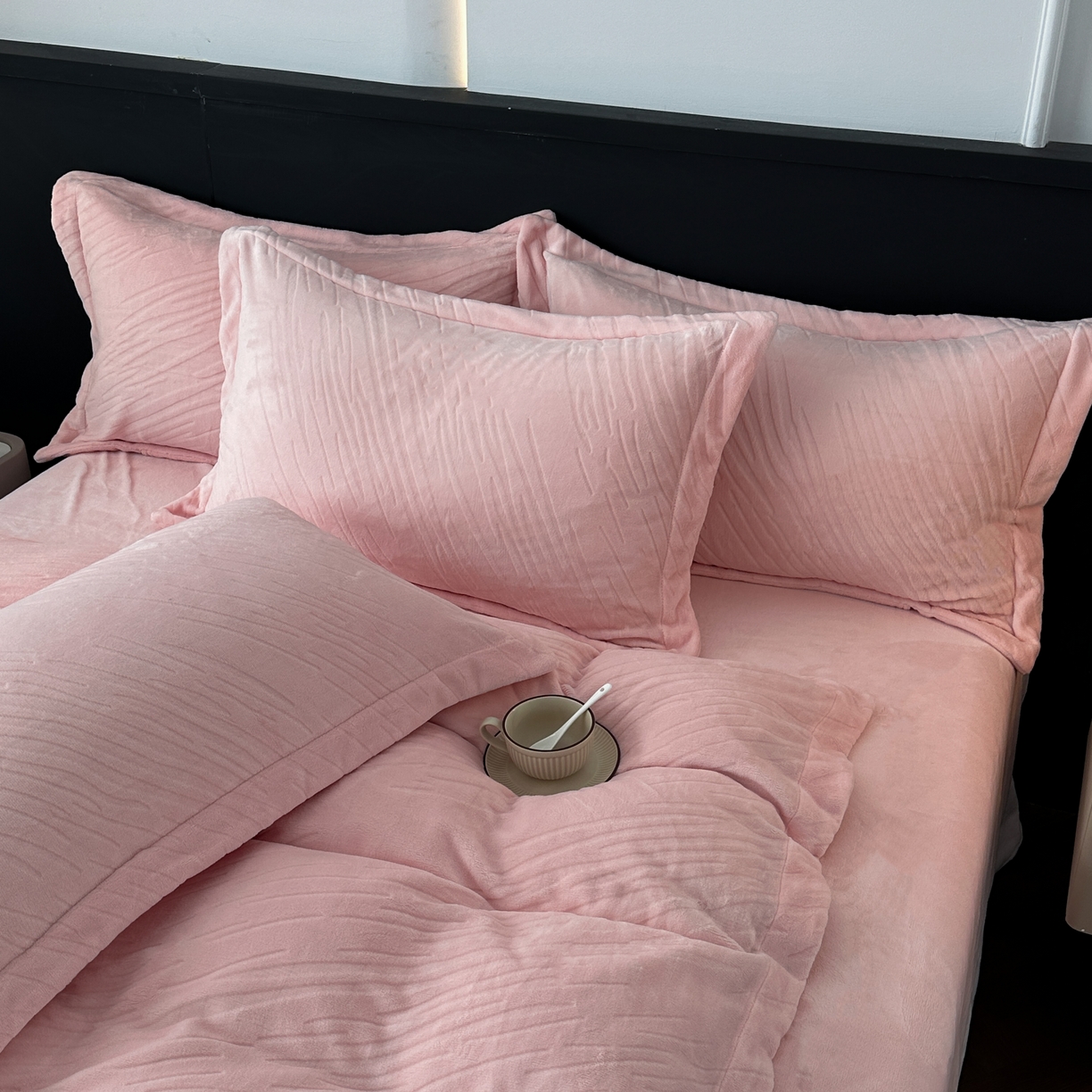 91家纺网 家纺一手货源 找家纺 （总）乐嘉盈 2025年新款纯色雕花牛奶绒四件套