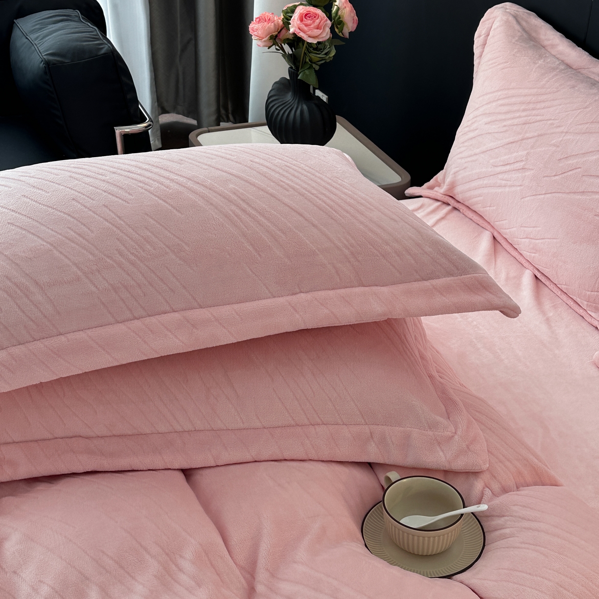 91家纺网 家纺一手货源 找家纺 （总）乐嘉盈 2025年新款纯色雕花牛奶绒四件套