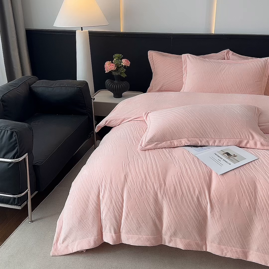 91家纺网 家纺一手货源 找家纺 （总）乐嘉盈 2025年新款纯色雕花牛奶绒四件套