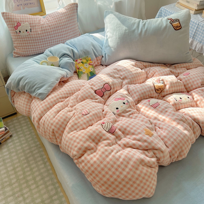 91家纺网 家纺一手货源 找家纺 （总）雨帆家纺 2025新款亲肤舒适可爱卡通牛奶绒毛巾绣四件套