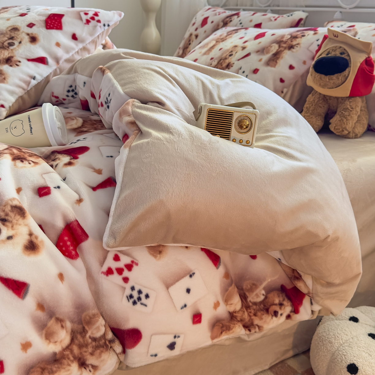 91家纺网 家纺一手货源 找家纺 潮邦创意家居 2025新款5D数码牛奶绒印花系列四件套 卡牌熊