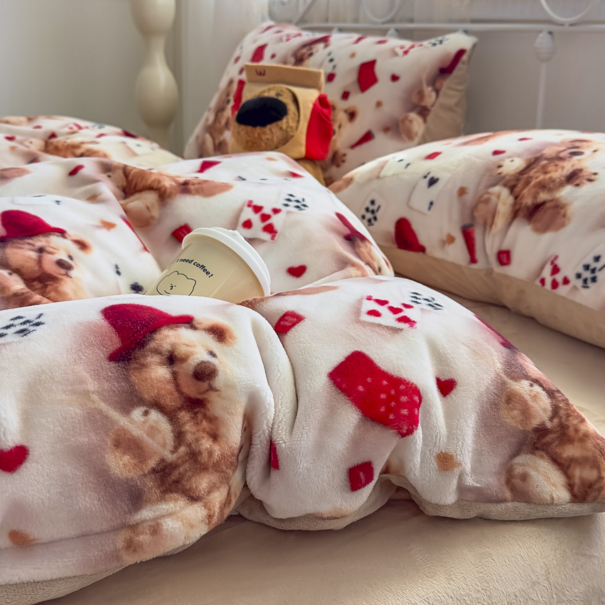 91家纺网 家纺一手货源 找家纺 潮邦创意家居 2025新款5D数码牛奶绒印花系列四件套 卡牌熊