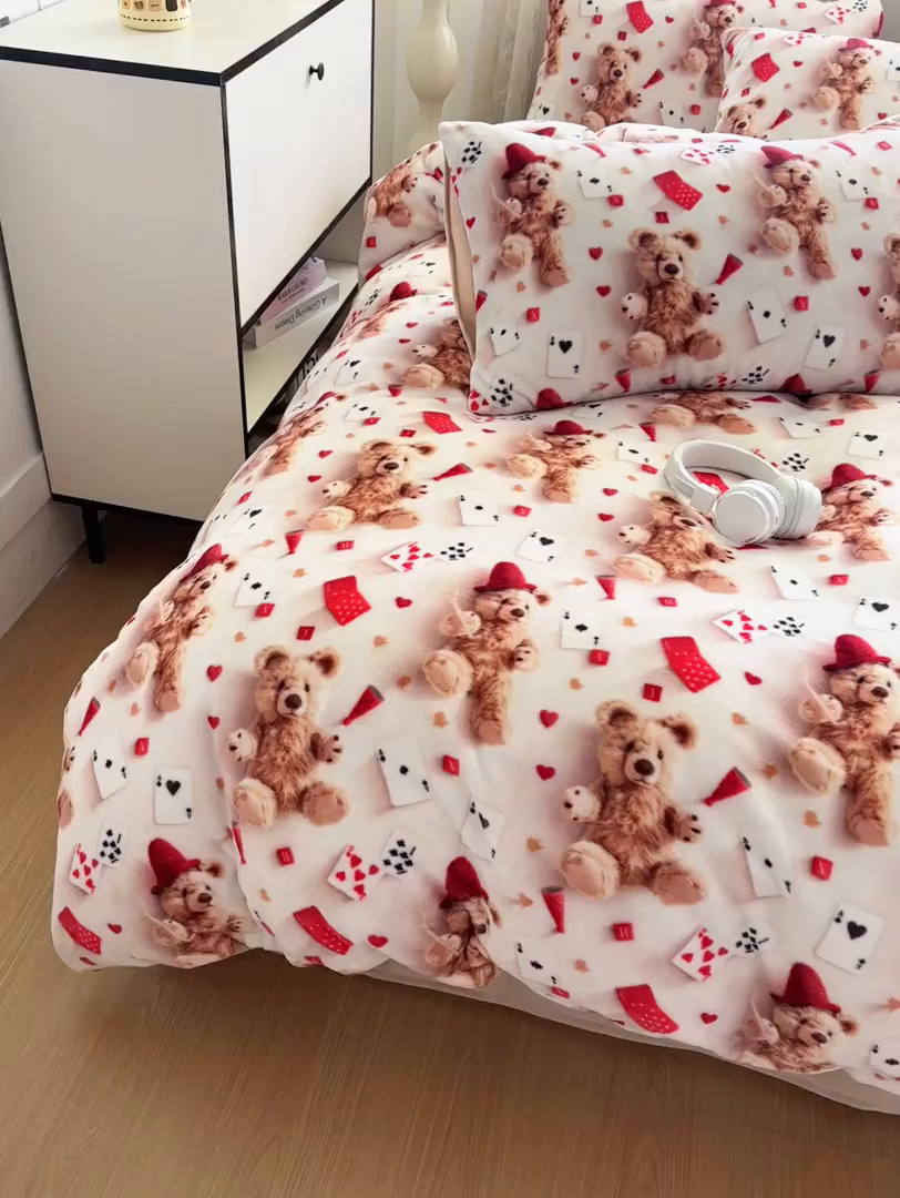 91家纺网 家纺一手货源 找家纺 潮邦创意家居 2025新款5D数码牛奶绒印花系列四件套 卡牌熊