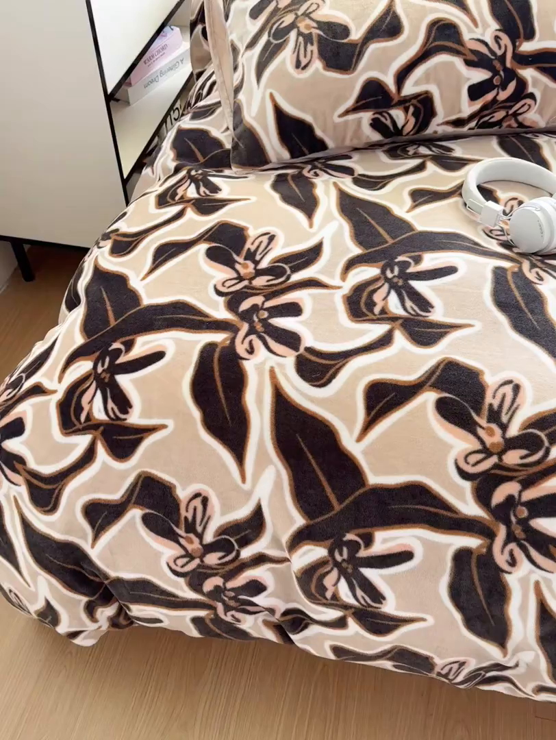 91家纺网 家纺一手货源 找家纺 潮邦创意家居 2025新款5D数码牛奶绒印花系列四件套 秋宣