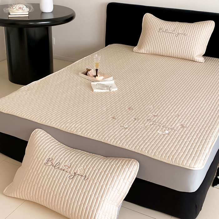 91家纺网 家纺一手货源 找家纺 （总）由有家居 2025新品50S双股全棉长绒棉刺绣绗缝夹棉床笠床垫保护罩三件套