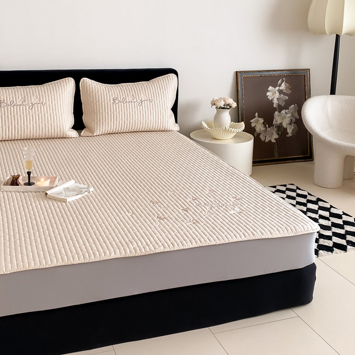 91家纺网 家纺一手货源 找家纺 （总）由有家居 2025新品50S双股全棉长绒棉刺绣绗缝夹棉床笠床垫保护罩三件套