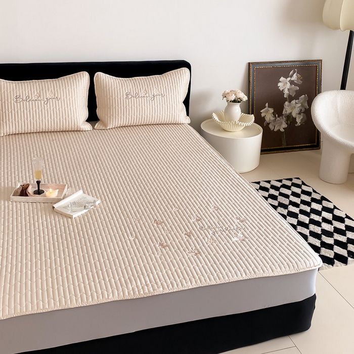 91家纺网 家纺一手货源 找家纺 （总）由有家居 2025新品50S双股全棉长绒棉刺绣绗缝夹棉床笠床垫保护罩三件套