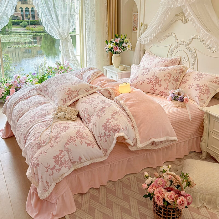 91家纺网 家纺一手货源 找家纺 （总）芷卧 2025新款韩版立体雕花牛奶绒夹棉床盖款四件套