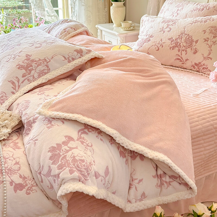 91家纺网 家纺一手货源 找家纺 （总）芷卧 2025新款韩版立体雕花牛奶绒夹棉床盖款四件套