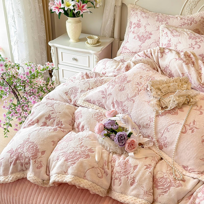 91家纺网 家纺一手货源 找家纺 （总）芷卧 2025新款韩版立体雕花牛奶绒夹棉床盖款四件套