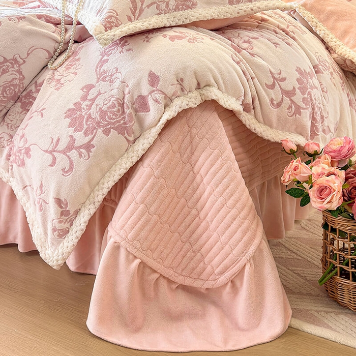 91家纺网 家纺一手货源 找家纺 （总）芷卧 2025新款韩版立体雕花牛奶绒夹棉床盖款四件套