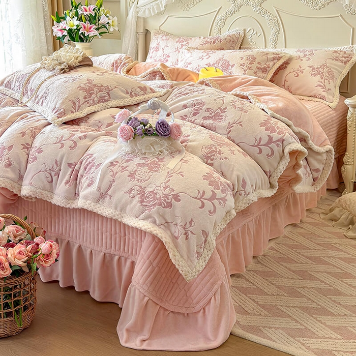 91家纺网 家纺一手货源 找家纺 （总）芷卧 2025新款韩版立体雕花牛奶绒夹棉床盖款四件套