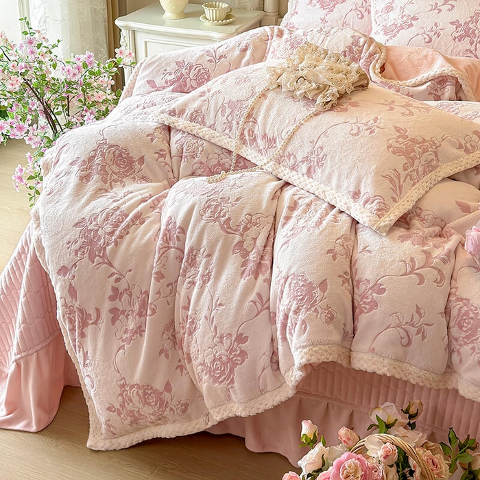 91家纺网 家纺一手货源 找家纺 （总）芷卧 2025新款韩版立体雕花牛奶绒夹棉床盖款四件套