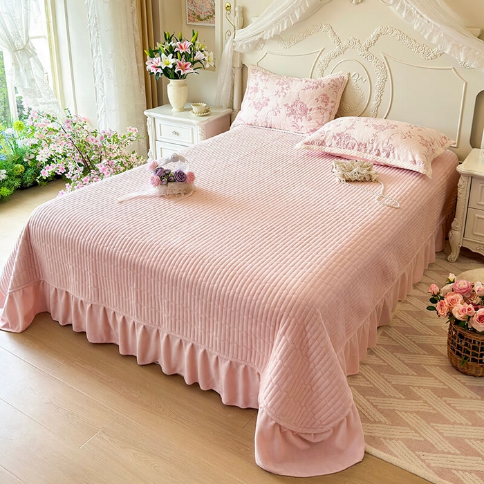 91家纺网 家纺一手货源 找家纺 （总）芷卧 2025新款韩版立体雕花牛奶绒夹棉床盖款四件套