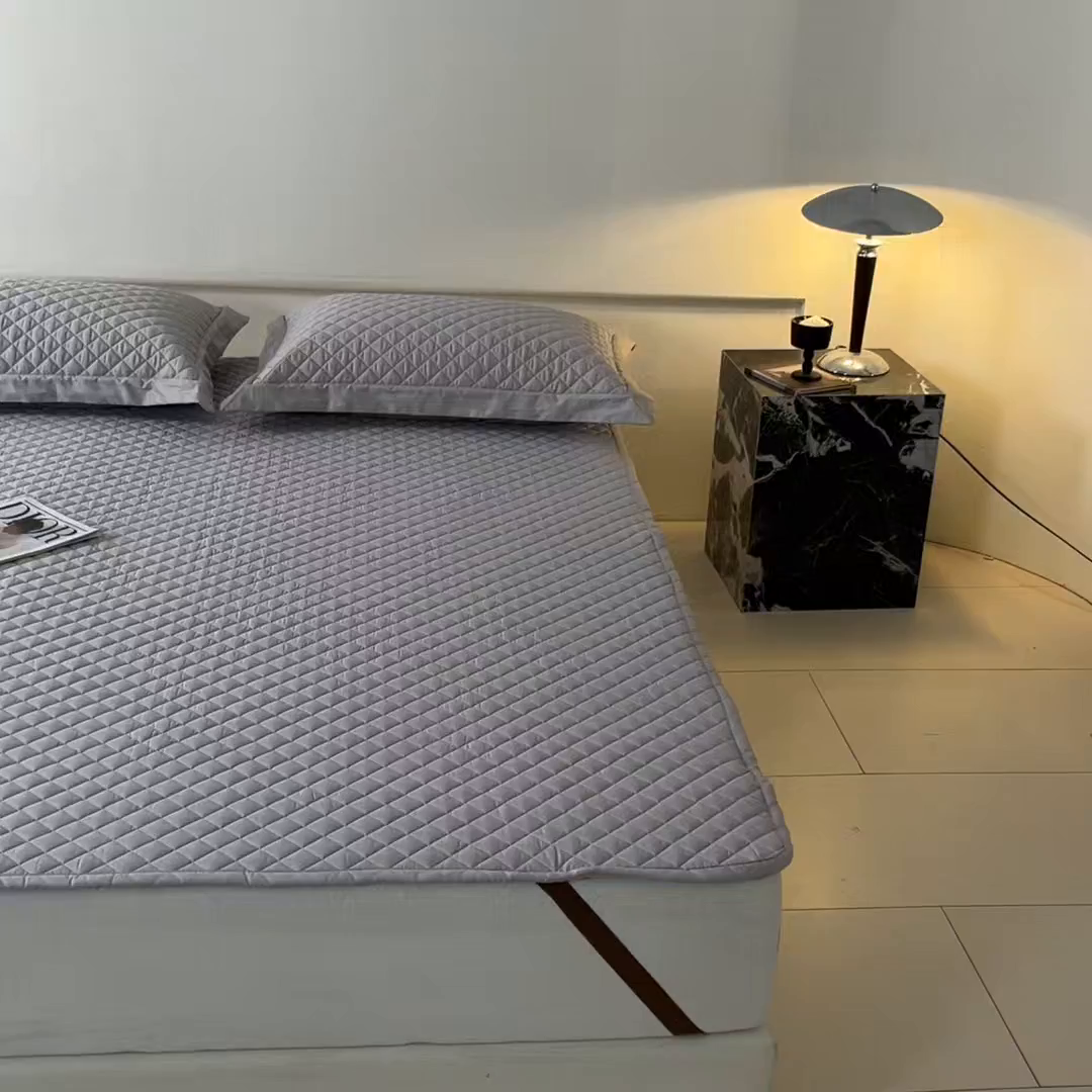 91家纺网 家纺一手货源 找家纺 由有家居 2025新品60S全棉长绒棉绗缝夹棉大豆纤维床垫床褥平铺款床笠款三件套 平铺-高级灰