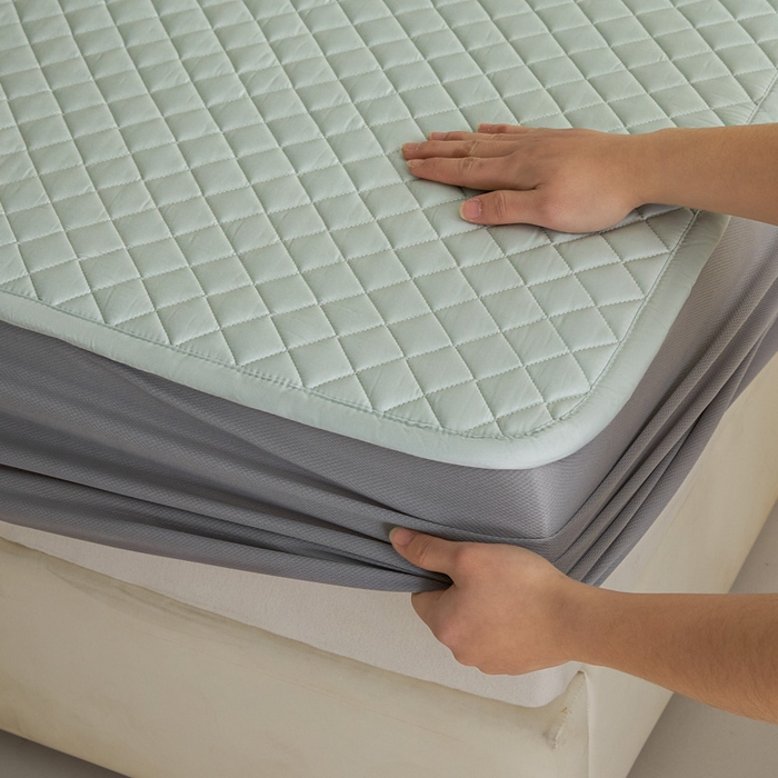 91家纺网 家纺一手货源 找家纺 由有家居 2025新品60S全棉长绒棉绗缝夹棉大豆纤维床垫床褥平铺款床笠款三件套 床笠-海盐绿