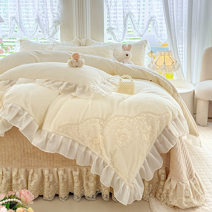 91家纺网 家纺一手货源 找家纺 唐人居 2025新款高克重兔毛绒花边夹棉床盖四件套-满满爱 满满爱-奶白