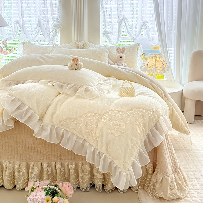 91家纺网 家纺一手货源 找家纺 唐人居 2025新款高克重兔毛绒花边夹棉床盖四件套-满满爱 满满爱-奶白