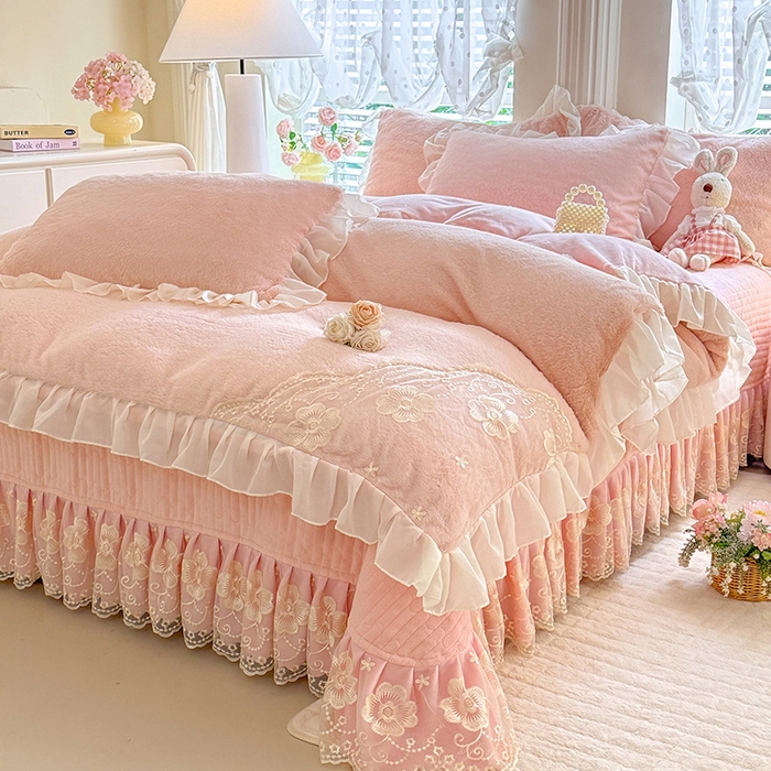 91家纺网 家纺一手货源 找家纺 唐人居 2025新款高克重兔毛绒花边夹棉床盖四件套-满满爱 满满爱-粉色
