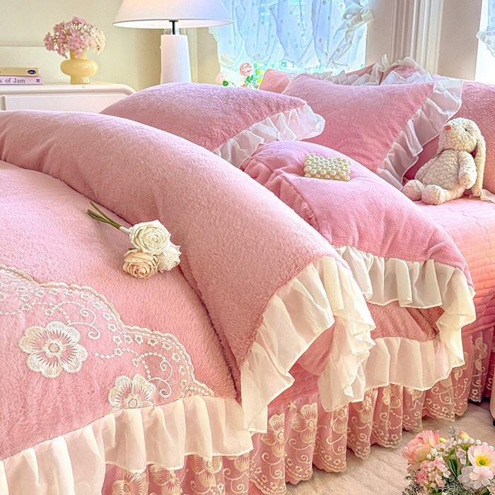 91家纺网 家纺一手货源 找家纺 唐人居 2025新款高克重兔毛绒花边夹棉床盖四件套-满满爱 满满爱-豆沙