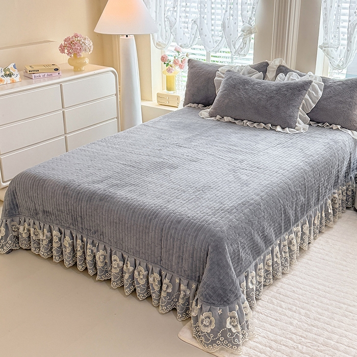 91家纺网 家纺一手货源 找家纺 唐人居 2025新款高克重兔毛绒花边夹棉床盖四件套-满满爱 满满爱-浅灰