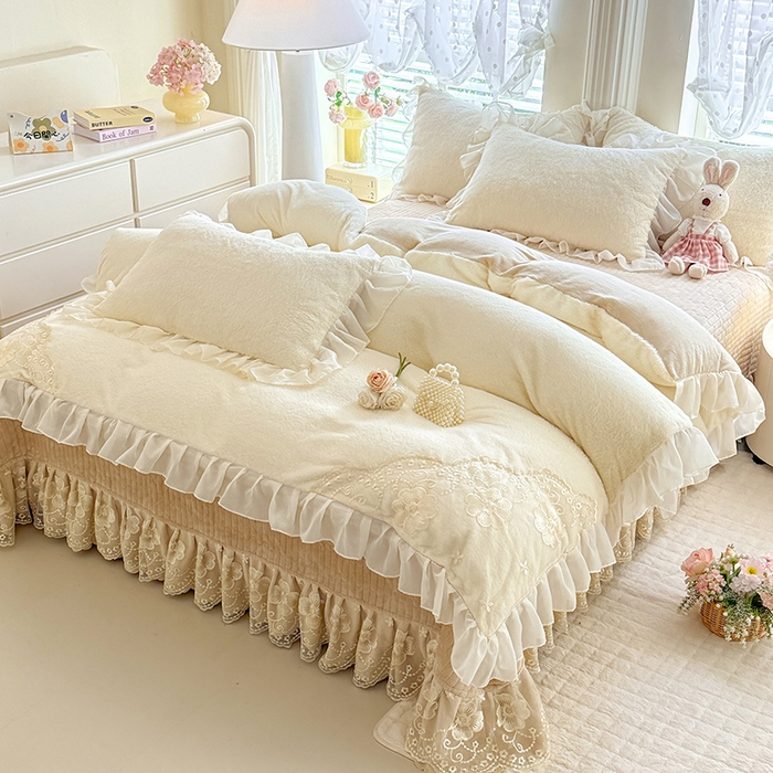 91家纺网 家纺一手货源 找家纺 唐人居 2025新款高克重兔毛绒花边夹棉床盖四件套-满满爱 满满爱-奶白