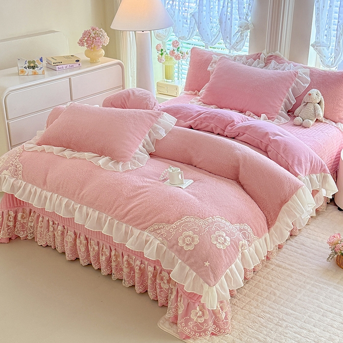 91家纺网 家纺一手货源 找家纺 唐人居 2025新款高克重兔毛绒花边夹棉床盖四件套-满满爱 满满爱-豆沙