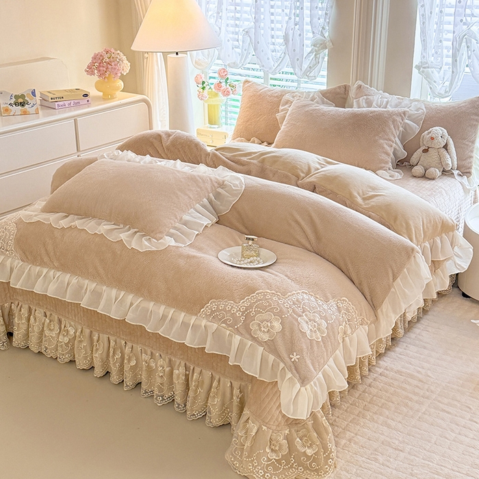 91家纺网 家纺一手货源 找家纺 唐人居 2025新款高克重兔毛绒花边夹棉床盖四件套-满满爱 满满爱-卡其