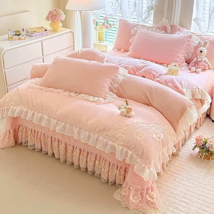 91家纺网 家纺一手货源 找家纺 唐人居 2025新款高克重兔毛绒花边夹棉床盖四件套-满满爱 满满爱-粉色