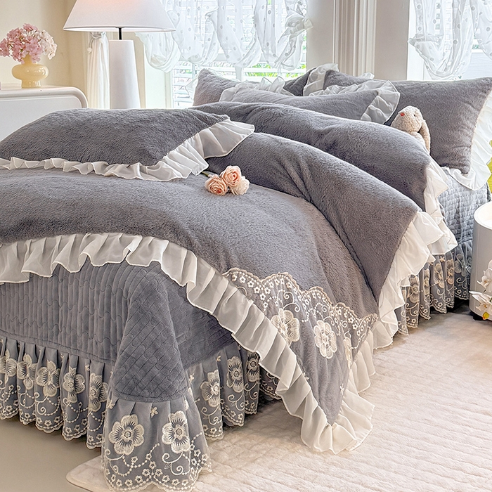 91家纺网 家纺一手货源 找家纺 唐人居 2025新款高克重兔毛绒花边夹棉床盖四件套-满满爱 满满爱-浅灰