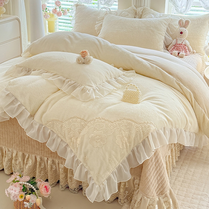 91家纺网 家纺一手货源 找家纺 唐人居 2025新款高克重兔毛绒花边夹棉床盖四件套-满满爱 满满爱-奶白